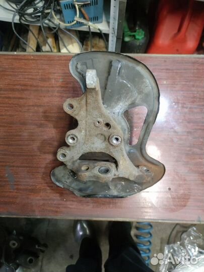 Кулак передний левый Mercedes-Benz C-Класс