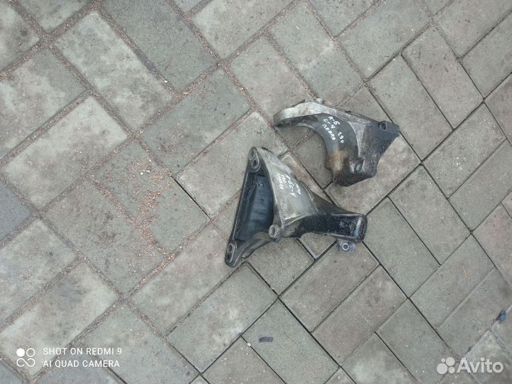 Кронштейн подушки мотора от Ауди а-6 с-4