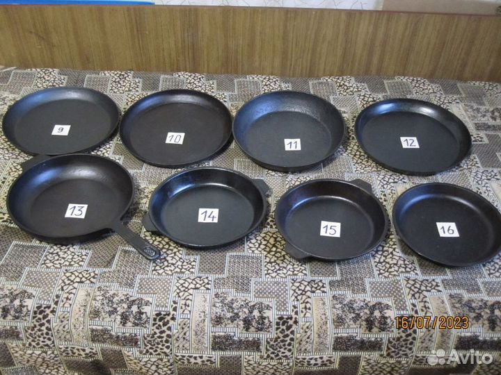 Чугунные сковороды, казан подготовленные для жарки