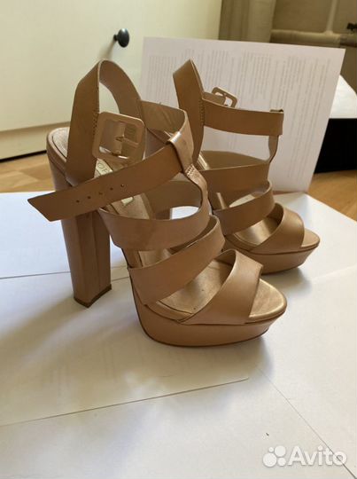 Бежевые босоножки на устойчивом каблуке, 36р