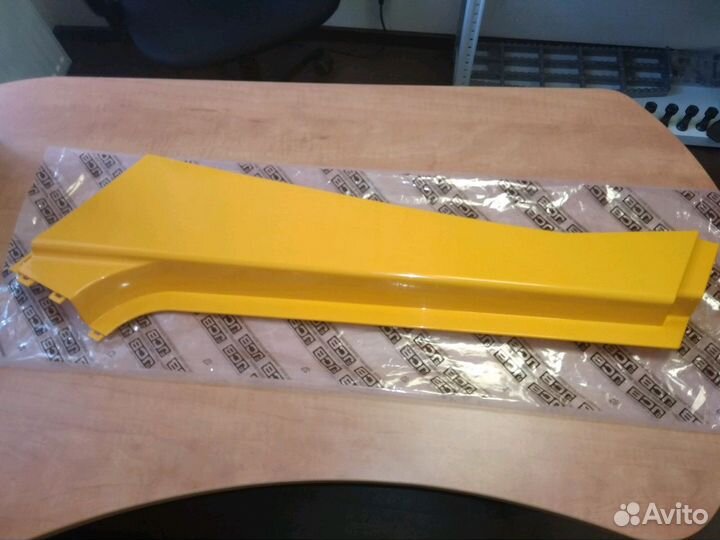 Уголок подкапотный вертикальный на JCB