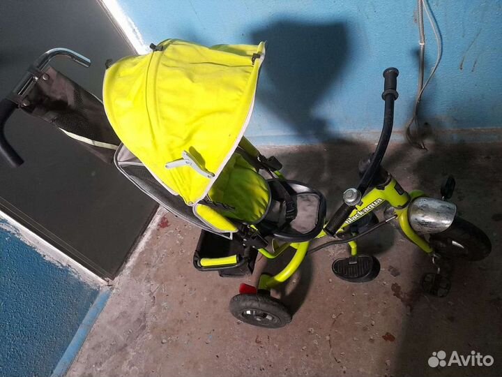 Трехколесный велосипед-коляска с ручкой