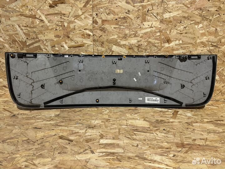 Накладка задней двери KIA Carnival