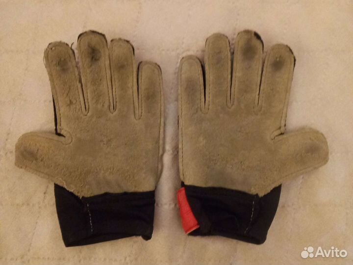 Вратарские перчатки