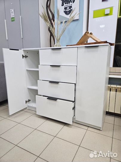 Белый комод-тумба с дверцами