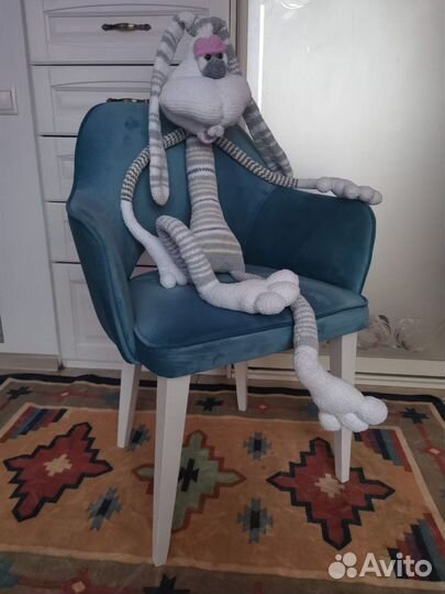 Вязаная игрушка ручной работы заяц