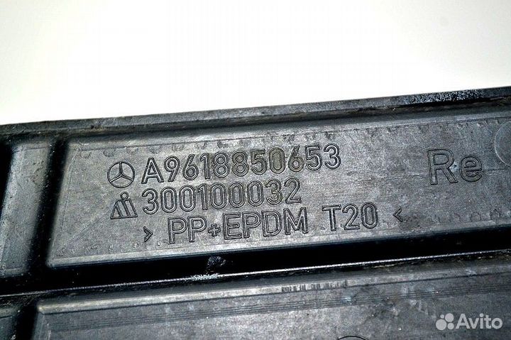 Пластиковая заглушка решетки радиатора, верхняя пр