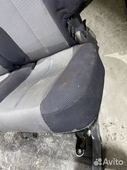 Заднее сиденье Daihatsu YRV