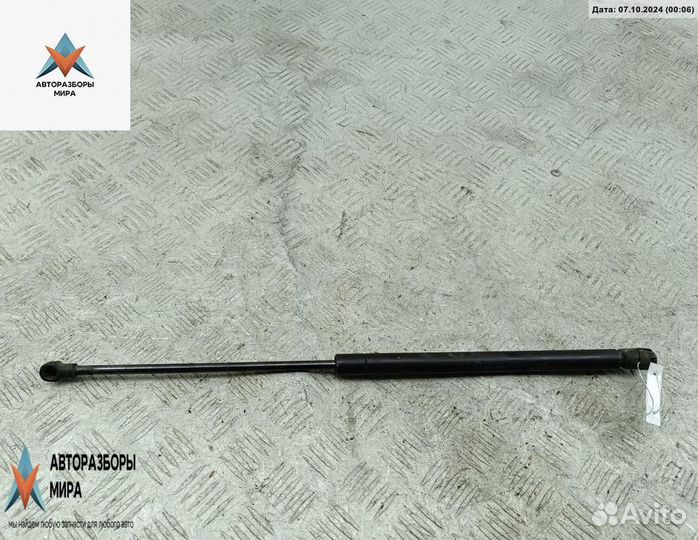 Амортизатор капота Volkswagen Golf 4 2000