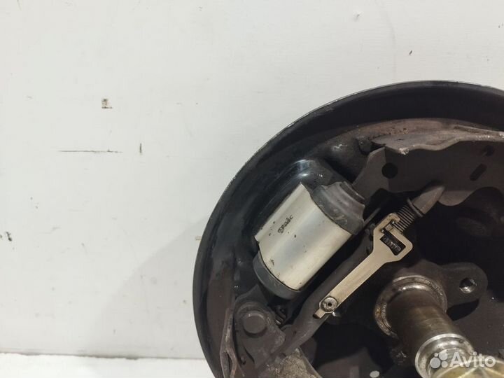 Щит опорный задний правый Ниссан Альмера Г15