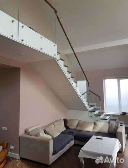 Стеклянное ограждение для лестницы