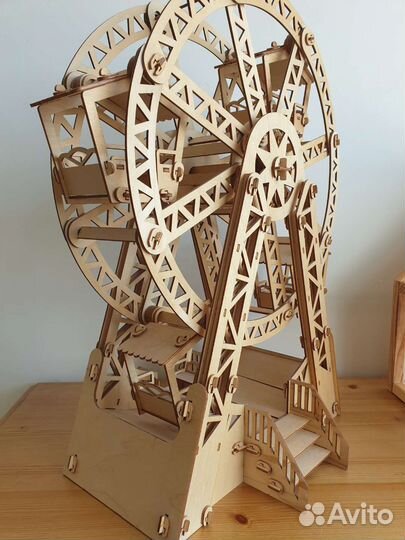 Игрушечный дом и колесо обозрения деревянные