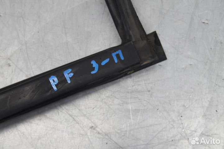 Уплотнитель стекла двери задней правой Nissan Pat