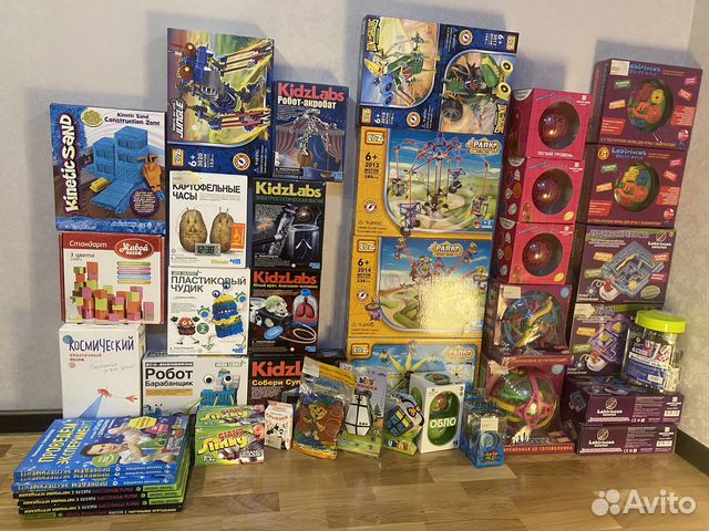 Игрушки развивающие 35 единиц и книги 7 шт