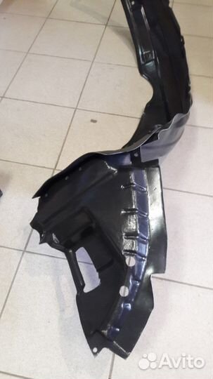 Подкрылок Toyota Avensis Авенсис 2006-2008