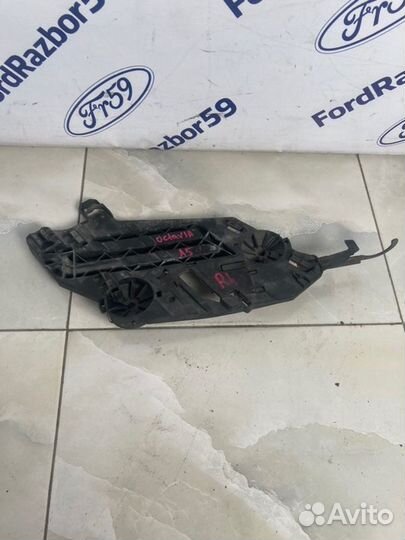 Кронштейн фары нижний передний правый Skoda