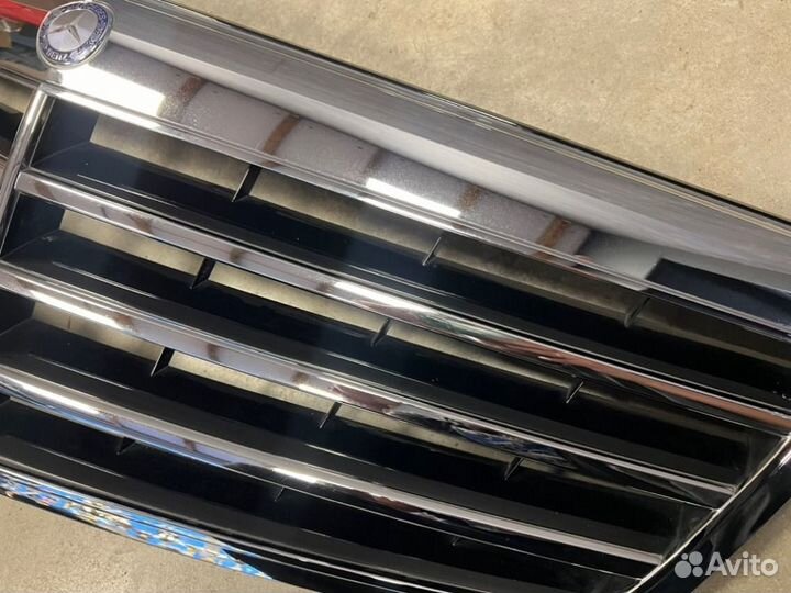 Решетка радиатора передняя Mercedes-Benz E-Class