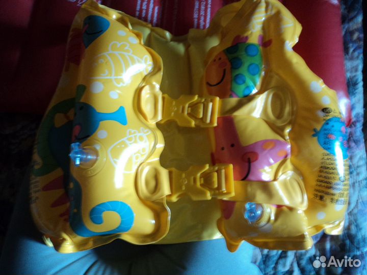 Надувной круг, жилет, нарукавники, подушки