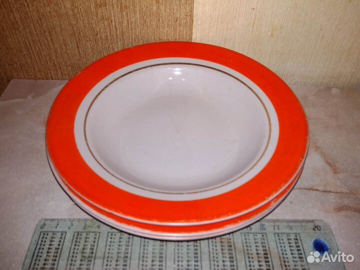 Тарелки разные под второе и первое, десертные