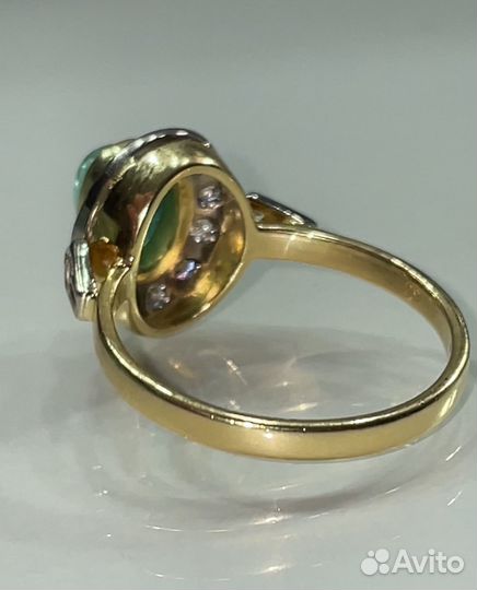 Золотое кольцо с бриллиантами и изумрудом