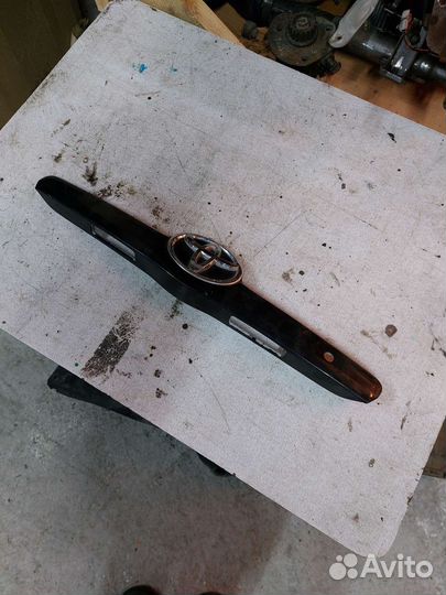 Накладка крышки багажника Toyota camry 40