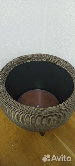 Стол из искусственного ротанга