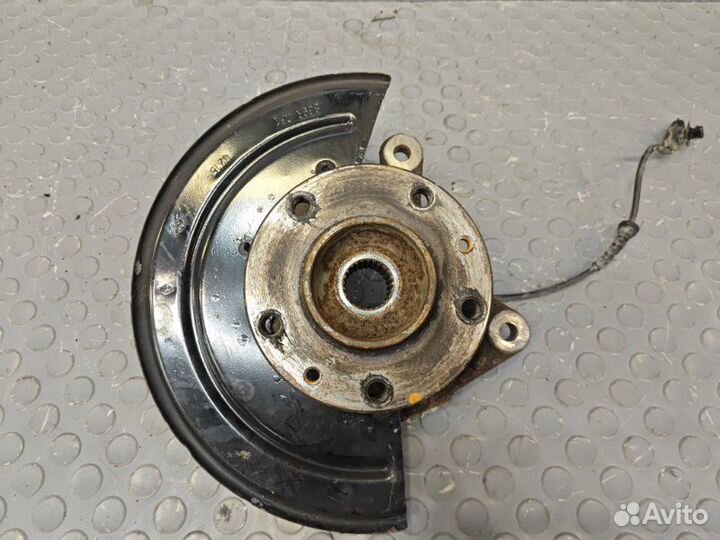 Поворотный кулак передний правый Nissan Terrano