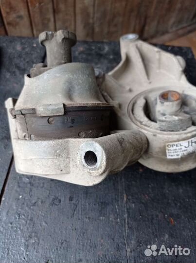 Подушка двигателя