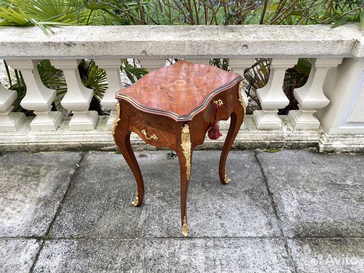 Антикварный столик для рукоделия Туалетный столик