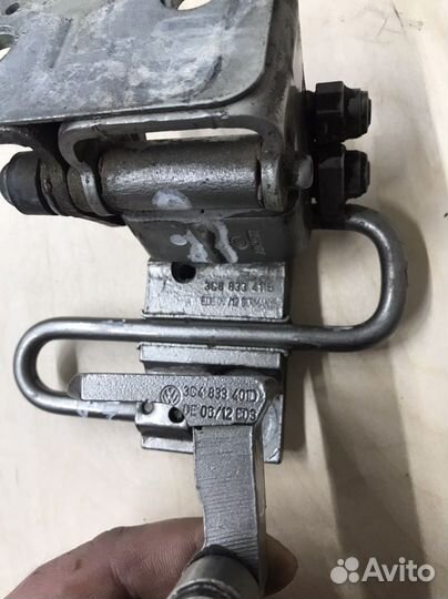 Петли задней левой двери Passat B7