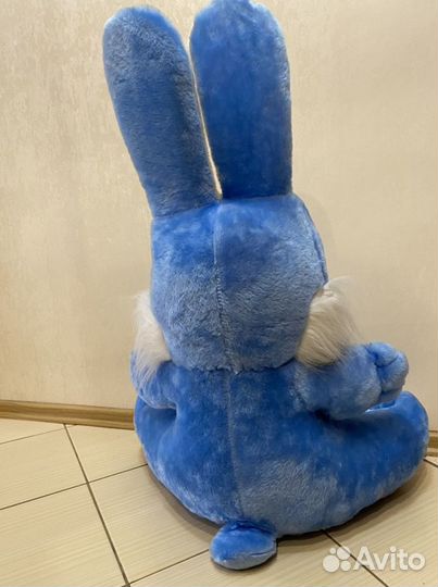 Большой плюшевый заяц