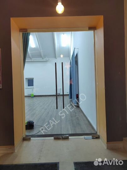 Распашные стеклянные двери