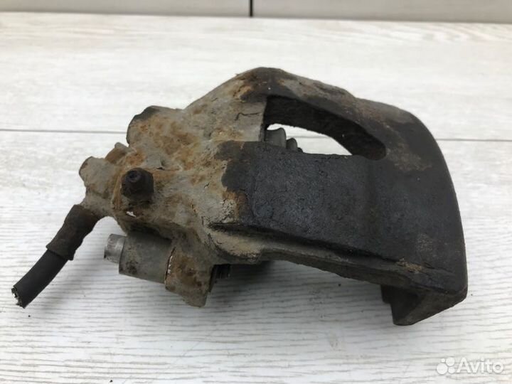 Суппорт передний правый Skoda Octavia A4 AKL 1997