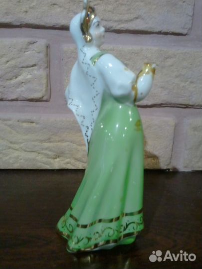 Продаются две фарфоровые статуэтки некондиции
