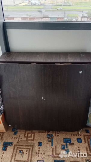 Тумбочка и картина,стол-книжка