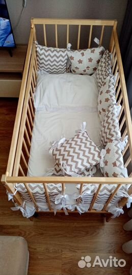 Детская кроватка с маятником