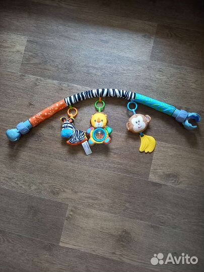 Развивающая дуга с игрушками на кроватку