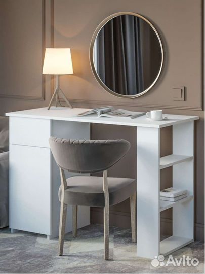 Большой рабочий стол с полками и ящиками