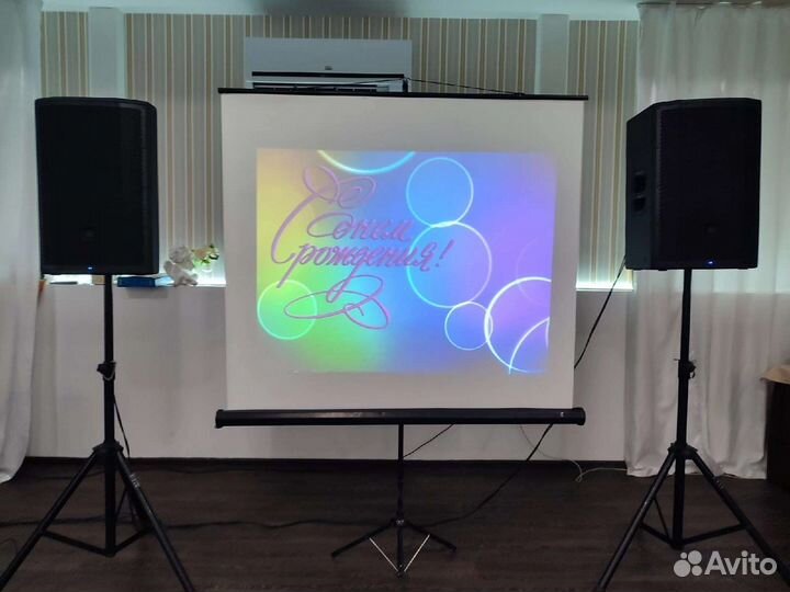 Диджей с аппаратурой