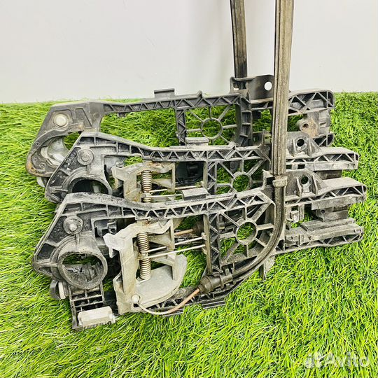 Кронштейн ручки Volkswagen Passat