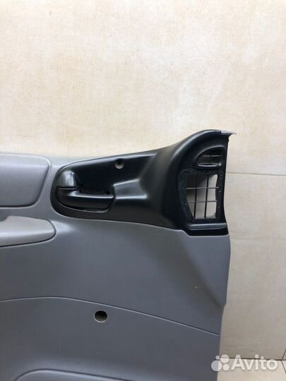 Обшивка двери передняя левая Dodge Caravan 3 EDZ