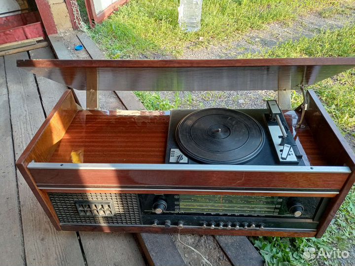 Приемник 1980х с проигрывателем