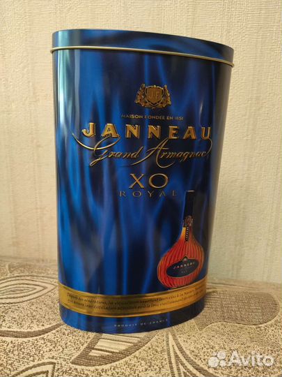 Подарочная коробка с пустой бутылкой от спиртного