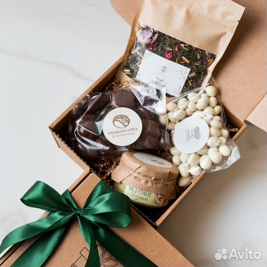 Подарочный набор с чаем, мёдом-суфле и орехами