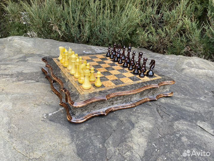 Шахматы ручной работы с фигурами из янтаря
