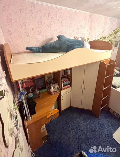 Детский уголок с кроватью и столом