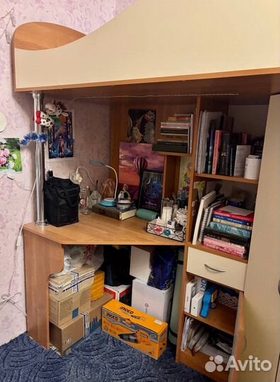 Детский уголок с кроватью и столом