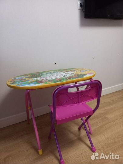 Детский письменный стол и стул