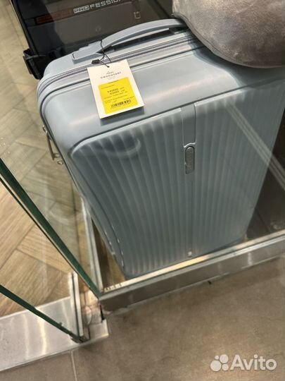 Чемодан прочный новый