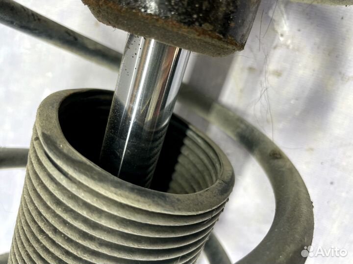 Стойка амортизатора передняя Nissan Wingroad Y11